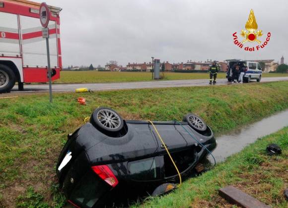 Incidente Nel Giorno Della Befana Auto Nel Fossato A Medicina