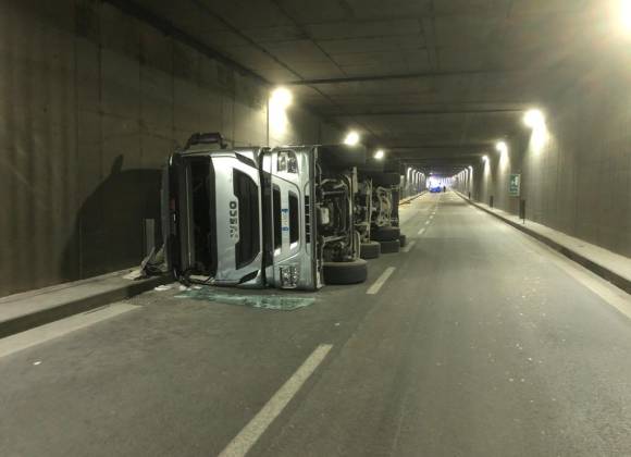 Cesena Incidente Camion Si Ribalta Nel Tunnel Secante Chiusa In