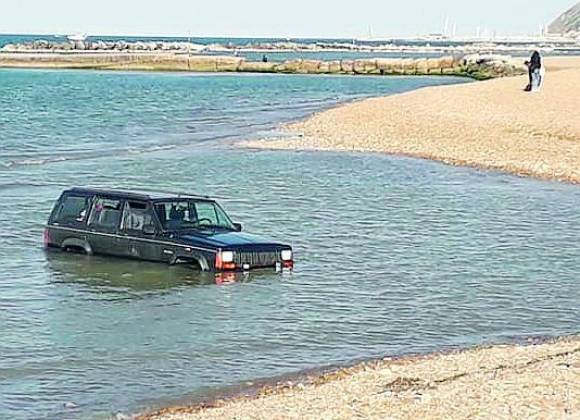 Tenta Di Guadare Il Fiume Conca A Cattolica Ma La Jeep Si Blocca