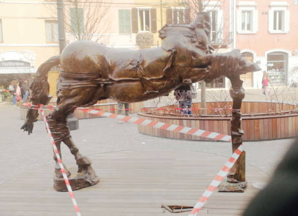 Statua In Bronzo Decapitata A Cesena A Cavallo Del Centauro Per Un Selfie