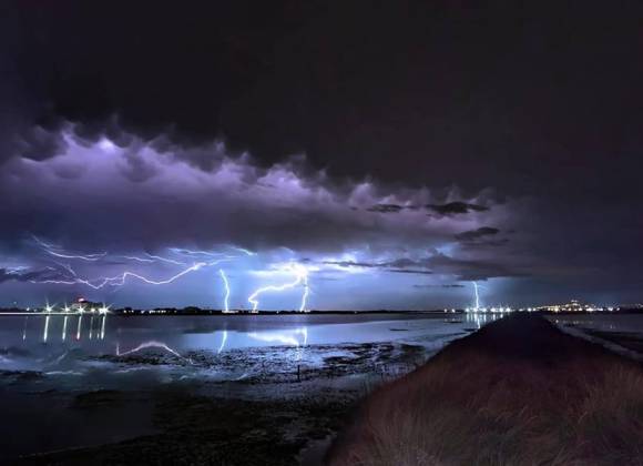 Violento Temporale Nella Notte Lo Spettacolo Dei Lampi Sul Mare Della