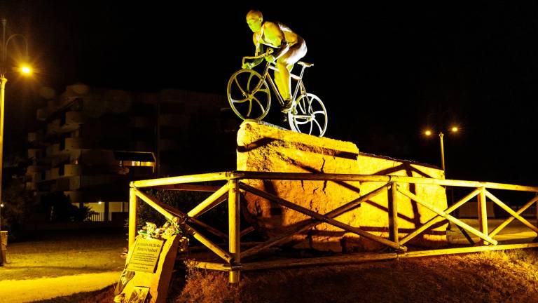 Cesenatico E Il Tour De France Statua Di Pantani In Giallo E Una