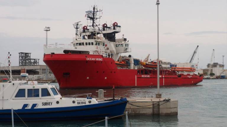 Ravenna lOcean Viking è arrivata in porto con 47 migranti VIDEO GALLERY