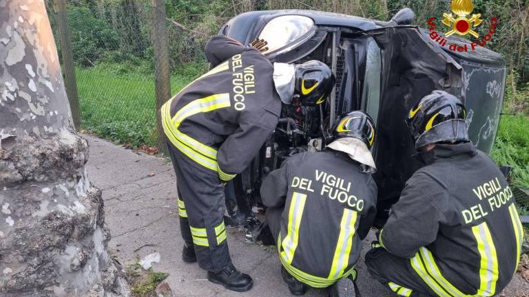 Forl Incidente Si Ribalta Con L Auto E Abbatte Una Recinzione