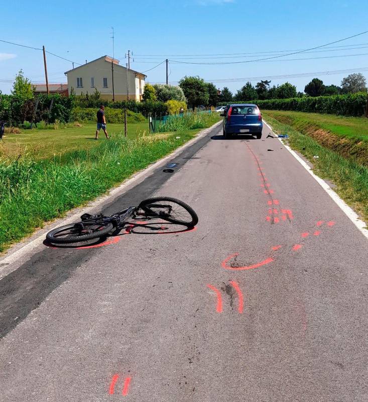 Lugo, incidente: ciclista travolta da un’auto e trascinata per 30 metri, è gravissima all’ospedale - Gallery