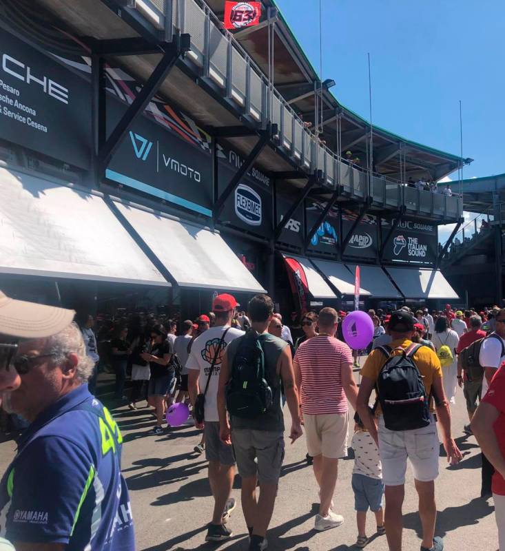 MotoGp, “Pecco, ho promesso alla mamma che farò il bagnetto con la tua saponetta”: sole e tanto pubblico a Misano VIDEO GALLERY