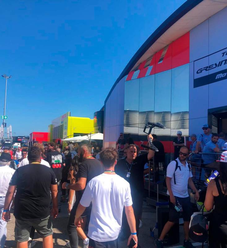 MotoGp, “Pecco, ho promesso alla mamma che farò il bagnetto con la tua saponetta”: sole e tanto pubblico a Misano VIDEO GALLERY