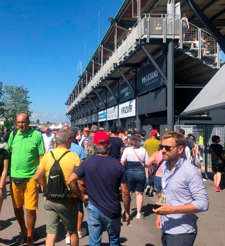 MotoGp, “Pecco, ho promesso alla mamma che farò il bagnetto con la tua saponetta”: sole e tanto pubblico a Misano VIDEO GALLERY