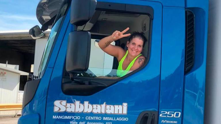 Samantha Sartoni alla guida del camion Volvo