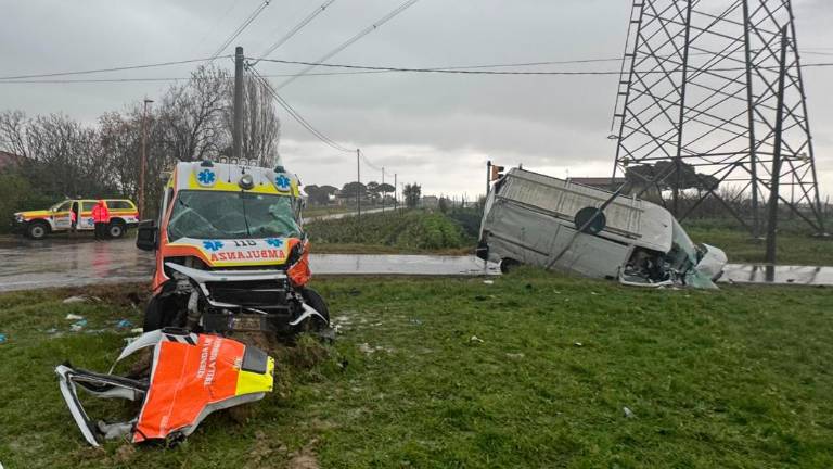 Cesena, terribile incidente: un’ambulanza si scontra con un furgone, tre feriti uno è gravissimo VIDEO GALLERY