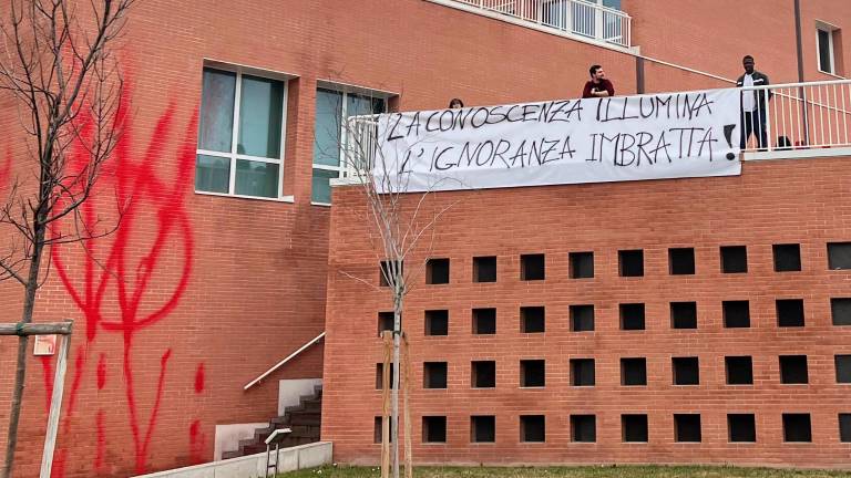 Ieri lo striscione è stato affisso accanto alle scritte lasciate dai No Vax