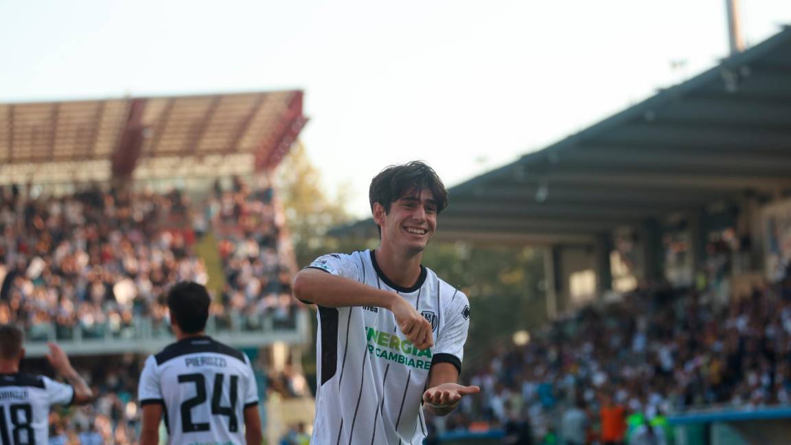 Cristian Shpendi festeggia il gol del momentaneo 4-1 in Cesena-Rimini (foto Zanotti)