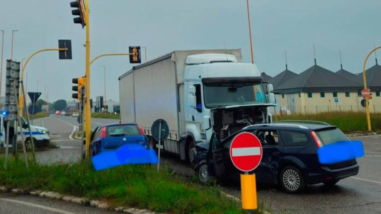 Cesena, incidente con tre feriti in via del Commercio, coinvolte due auto e un autoarticolato