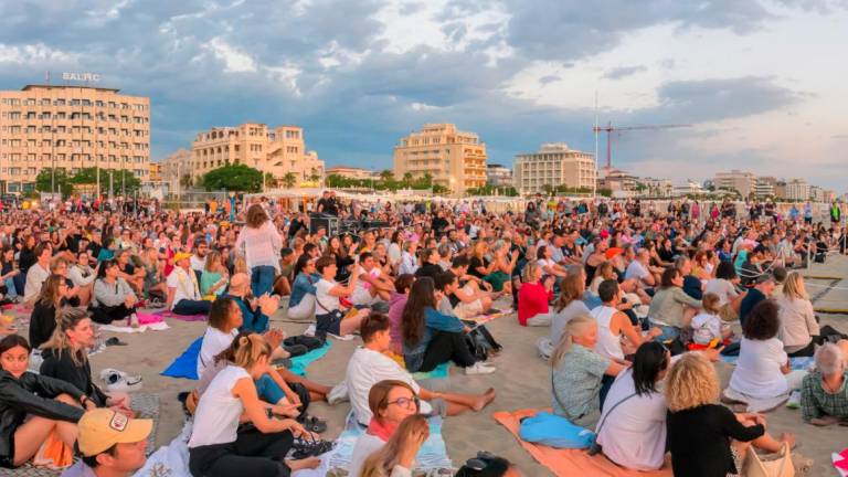 Riccione. La Notte rosa fa il pieno con Dargen D’Amico e i Neri per caso