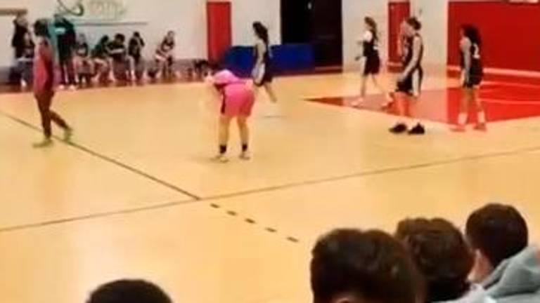 «Sei una scimmia»: insulti razzisti di una mamma a una giocatrice durante la partita di basket giovanile tra Rimini e Cesena VIDEO