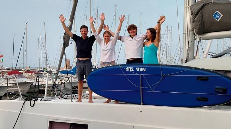 La famiglia Brandt-Kjelsen sul catamarano ormeggiato al Marina di Rimini prima della partenza