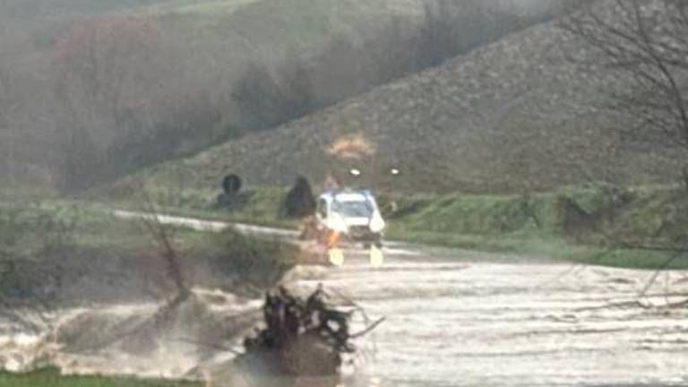 Maltempo in Romagna, strada allagata e chiusa al traffico a Borghi