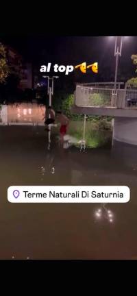 L’anfiteatro di via Ennio sommerso e il tuffo dei due ragazzi finito sul web