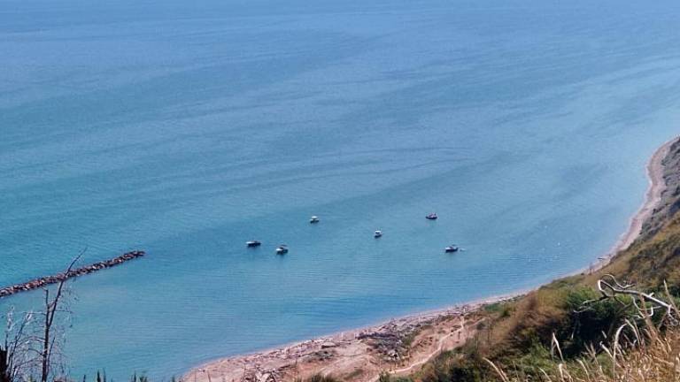 Barche ormeggiate a sud delle scogliere della spiaggia di Fiorenzuola