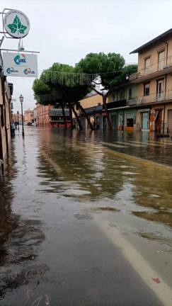 Maltempo a Cesenatico, caduti 100 millimetri di pioggia in poche ore, chiuso un tratto di viale Carducci - Gallery