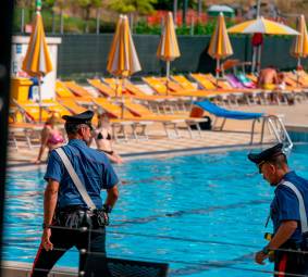 I Carabinieri oggi alla piscina (foto Mauro Monti Mmph)