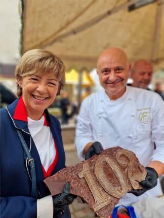 Una tavoletta di cioccolato di 30 chili per il compleanno di Riccione - Gallery