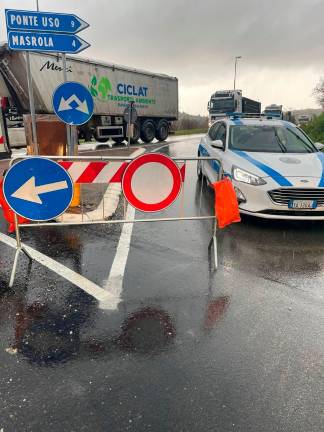 Maltempo in Romagna, strada allagata e chiusa al traffico a Borghi