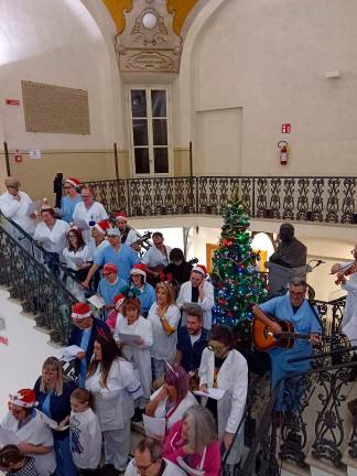 Faenza, la gioia del coro di Natale nello scalone dell’ospedale