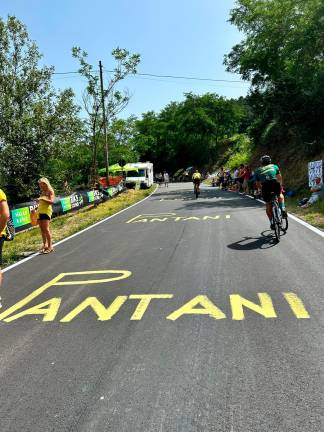 Tour de France, sul Barbotto muro di folla del popolo di Pantani: “Giustizia per Marco” VIDEO GALLERY