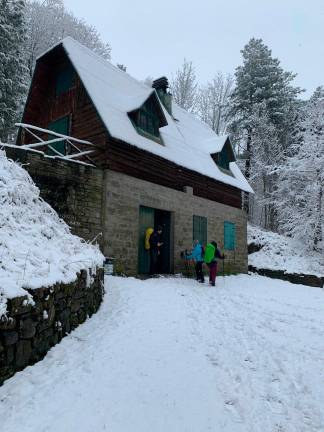 Il Rifugio bivacco Fratta, nei pressi Poggio Penna e monte Tiravento. sopra Berleta di Corniolo (foto e video Stefania Bufalini - Cai Cesena)