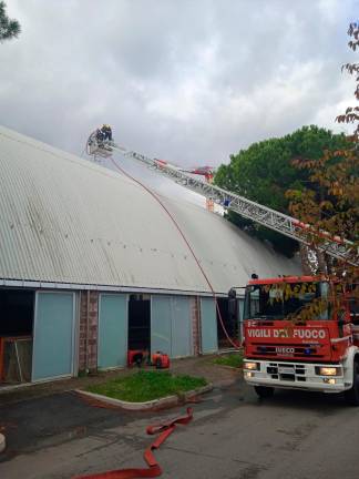 Rimini, incendio alla tettoia del pattinodromo - VIDEO GALLERY