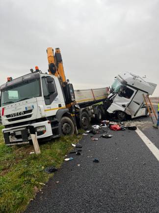 Cesena incidente in A14: muore operaio al lavoro travolto da un camion