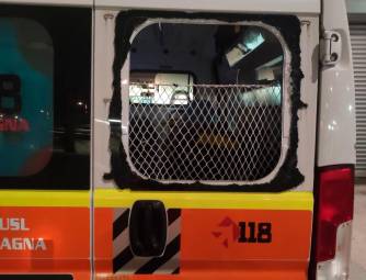 il finestrino posteriore destro dell’ambulanza spaccato con un sassaiola