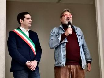 Michele De Pascale e Oliviero Toscani nell’aprile del 2019 in occasione dell’inaugurazione della sua mostra al MAR di Ravenna (foto pagina Facebook Michele De Pascale)