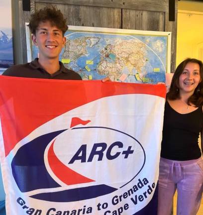 Christoffer ed Emilie con la bandiera della regata Arc+ alla quale parteciperà il catamarano per raggiungere i Caraibi