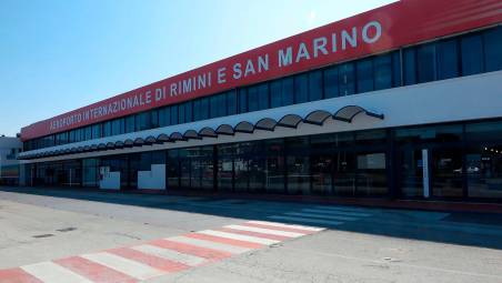 Rimini, all’aeroporto torre di controllo aperta fino alle 24: “Così non ci saranno più disagi”