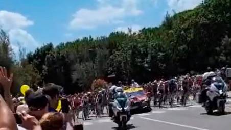 Tour de France, il passaggio da Cervia dei campioni VIDEO