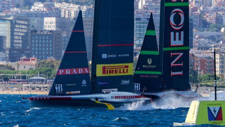 Luna Rossa davanti a Ineos durante un approccio alla boa