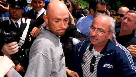 Pantani a Madonna di Campiglio poco dopo l’esclusione al Giro del 1999