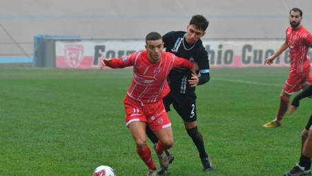 Nicola Farinelli, autore del momentaneo 3-0, si libera della marcatura di Cosimo Patarnello foto fabio blaco