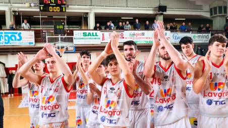 L’Andrea Costa festeggia la vittoria contro Lumezzane (foto Mauro Monti Mmph)