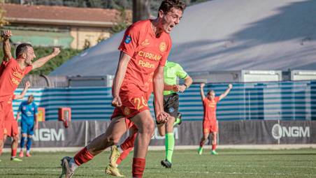 Matteo Onofri esulta sul campo dello Zenith Prato dopo aver fornito a Loreto Lo Bosco la palla dello 0-3