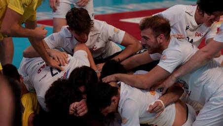 Il mucchio “selvaggio” dei giocatori della Consar Ravenna appena conclusa la finale nazionale Under 20