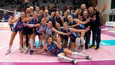 Le ragazze della Clai festeggiano la prima storica vittoria in A2 sul campo del Costa Volpino