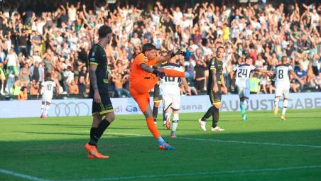 Edoardo Colombo calcia la palla dopo aver subìto gol anno scorso nel derby Cesena-Rimini (foto Gianmaria Zanotti)