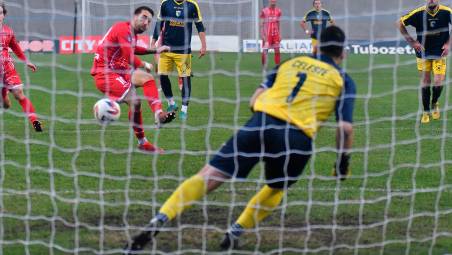 Davide Macrì spiazza Gianmarco Celeste e firma su rigore il definitivo 3-1 del Forlì (Blaco)