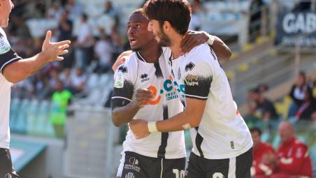 Cristian Shpendi ringrazia Augustus Kargbo per l’assist che gli ha fornito in occasione del gol del momentaneo 1-0 del Cesena sul Mantova (Zanotti)