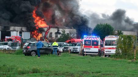 Meldola, violento incendio allo sfasciacarrozze, altissima colonna di fumo VIDEO e FOTOGALLERY