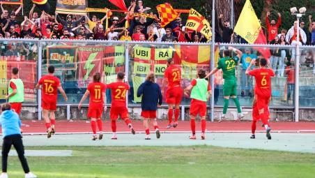 Il Ravenna festeggia la vittoria di Imola (Fotoservizio Mauro Monti Mmph)