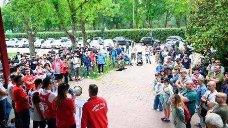 Un’immagine del sit-in organizzato dai tifosi dell’Andrea Costa sabato davanti al PalaRuggi foto mmph